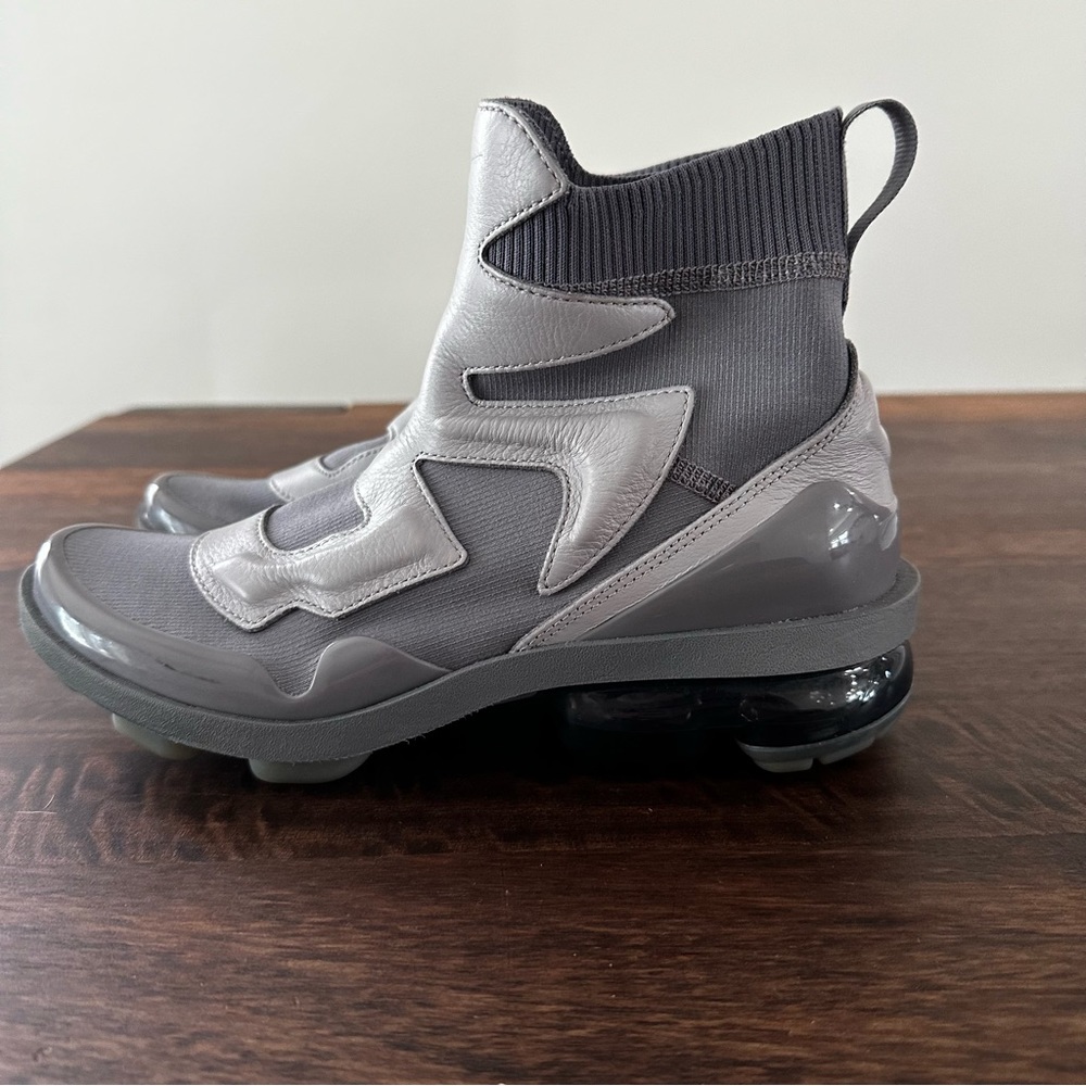 Like New Nike Air VaporMax Light 2 High-top Women's Sneaker. Size 7. Grey